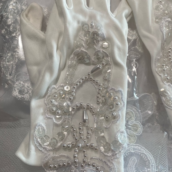 SPARKLE SEQUINS AND FLORAL LACE DESIGN Dress-Veil-Gloves. Dress is flowing - Picture 16 of 16